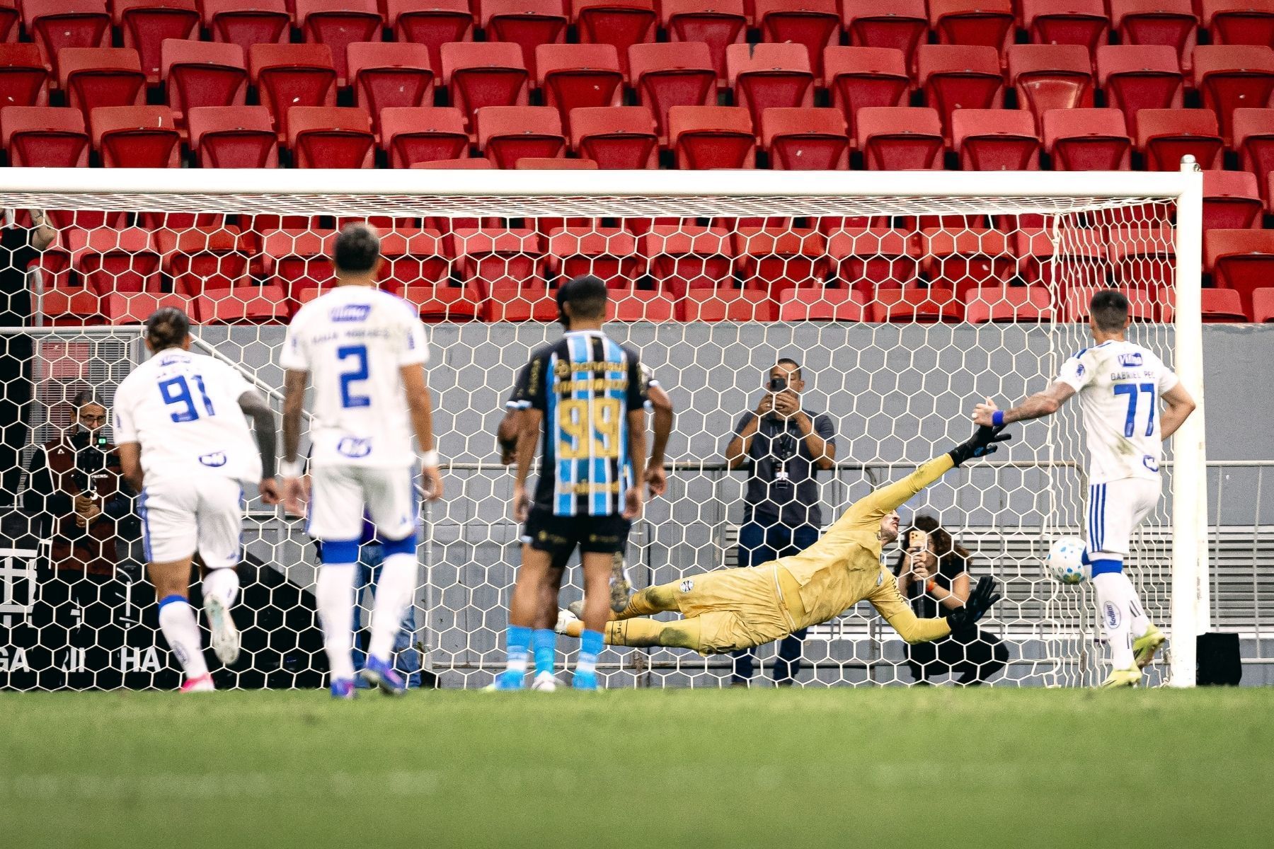 Grando pode ganhar posição de Weverton no gol do Grêmio? Luís Castro responde