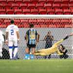 Grando pode ganhar posição de Weverton no gol do Grêmio? Luís Castro responde