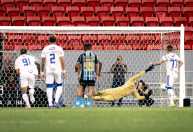 Grando pode ganhar posição de Weverton no gol do Grêmio? Luís Castro responde