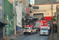 Ônibus bate em poste e mobiliza equipes de resgate em BH