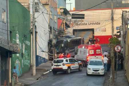 Ônibus bate em poste e mobiliza equipes de resgate em BH