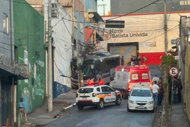 Ônibus bate em poste e mobiliza equipes de resgate na Região Oeste de Belo Horizonte
