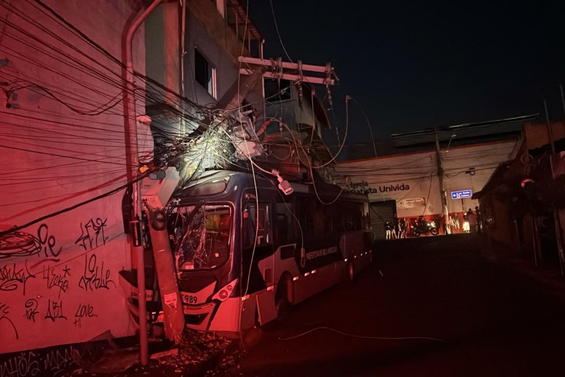 Mais de 210 clientes ficaram sem energia após ônibus bater em poste em BH