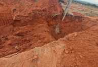 Homem morre e outro fica ferido em soterramento de terra no interior de MG