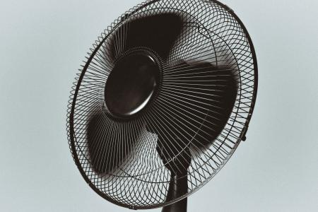 Especialistas confirmam: ventilador refresca mais se ficar virado para a janela
