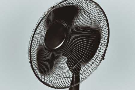 Especialistas confirmam: ventilador refresca mais se ficar virado para a janela