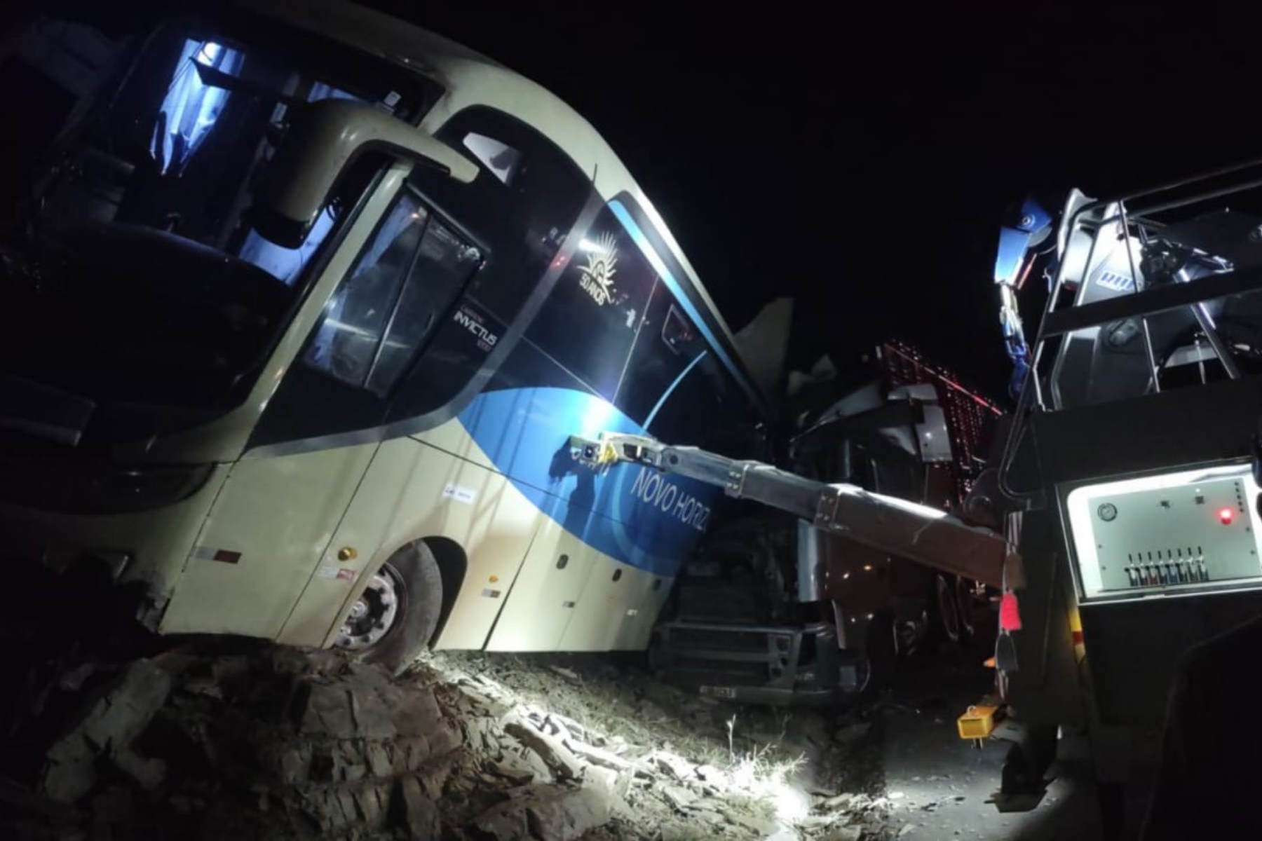 Vítimas que morreram em acidente entre ônibus e carreta na BR-135 eram mãe e filho