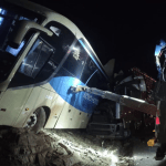 Vítimas que morreram em acidente entre ônibus e carreta na BR-135 eram mãe e filho