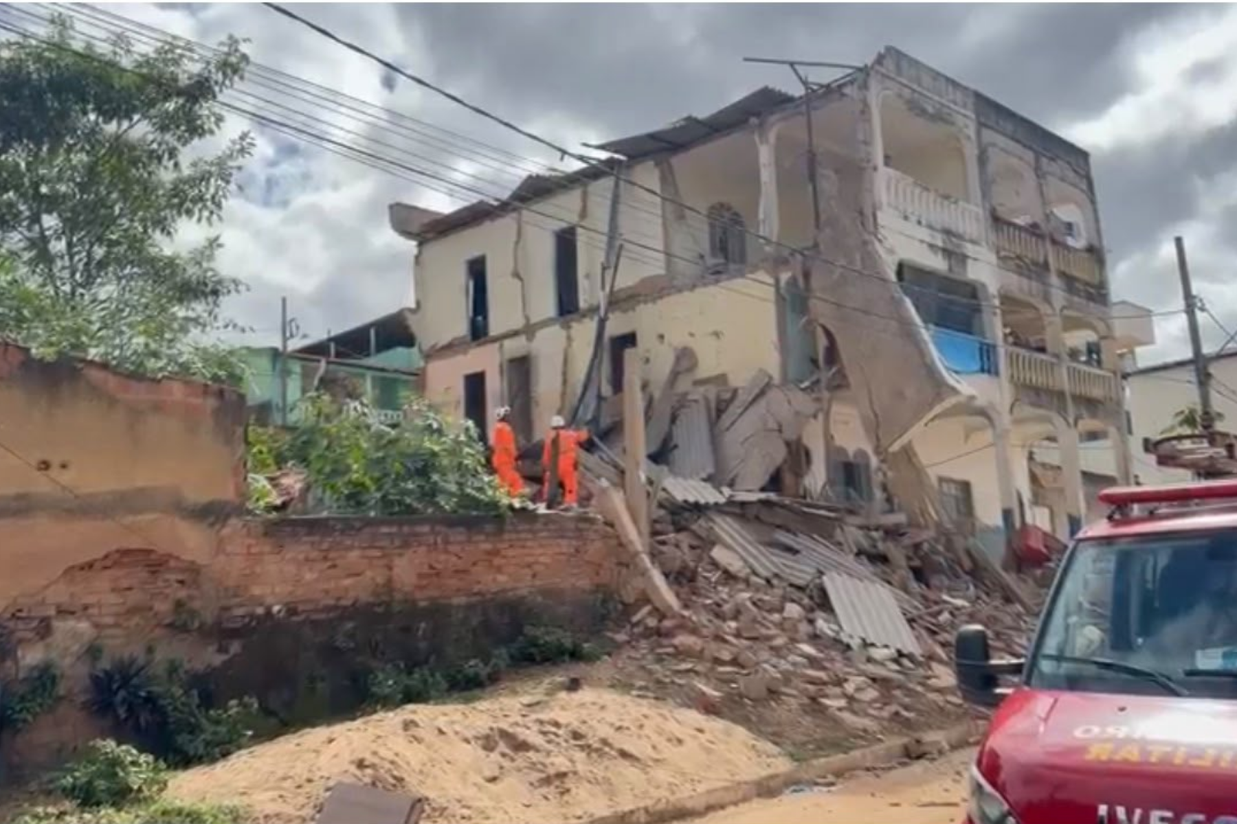 Edificação desaba em Governador Valadares e vítimas são resgatadas