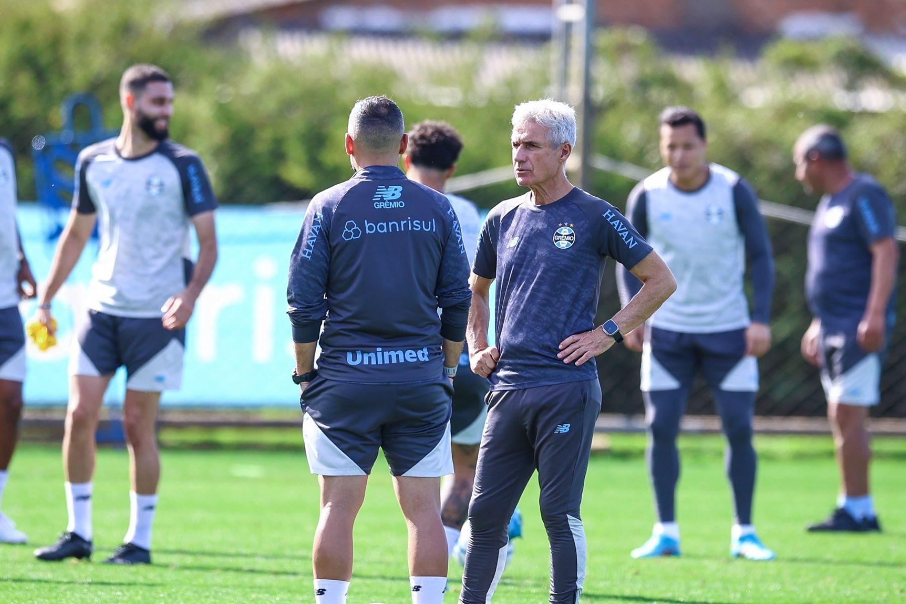 Direção do Grêmio avalia mudanças no elenco e respalda trabalho de Luís Castro