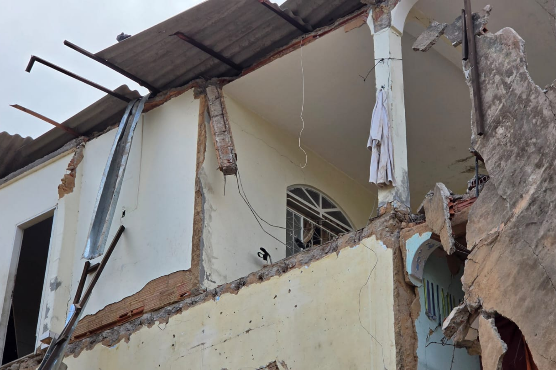 Mulher em cadeira de rodas se joga de edificação após desabamento em MG