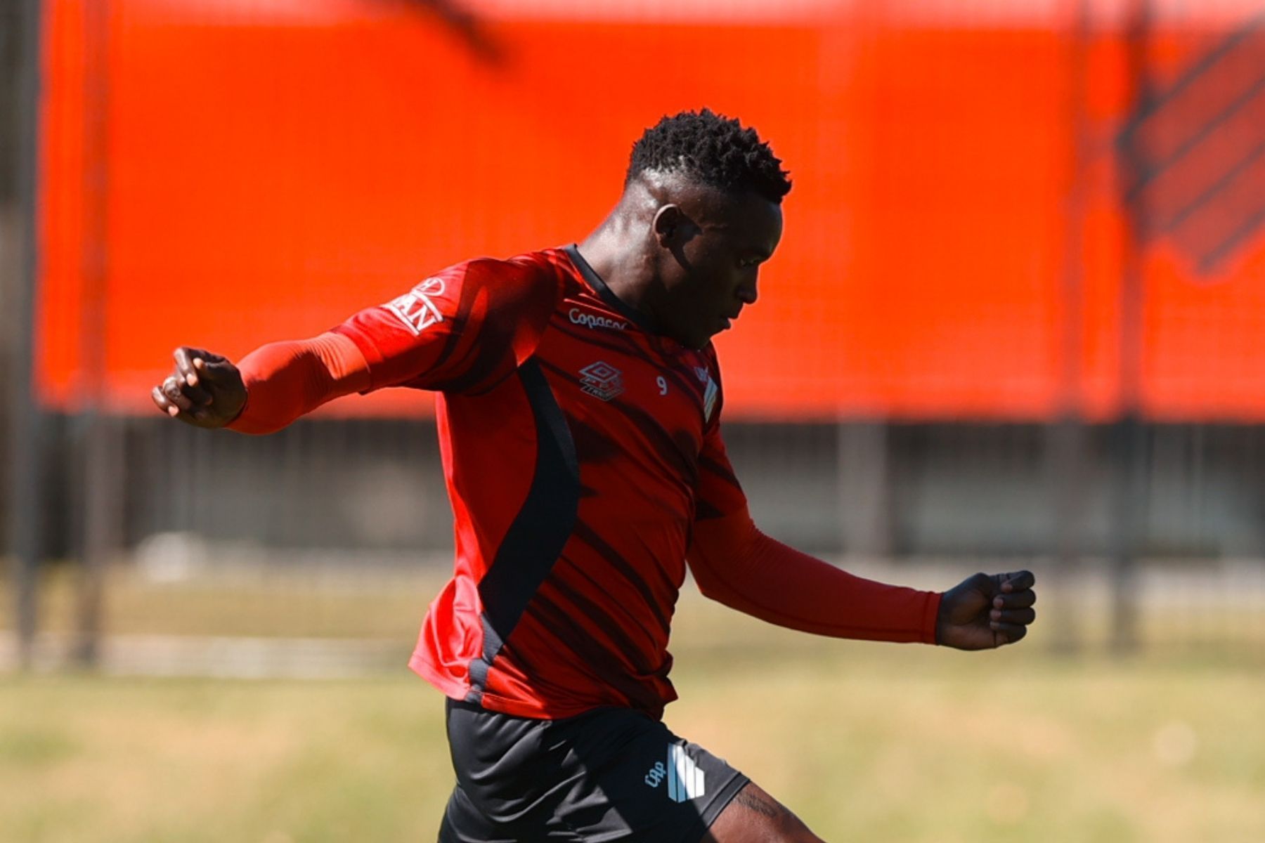 Artilheiro da Série A, Viveros deve reforçar Athletico-PR contra o São Paulo