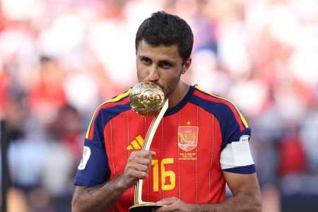 Rodri com a Bola de Ouro da Copa do Mundo • Fifa/Divulgação