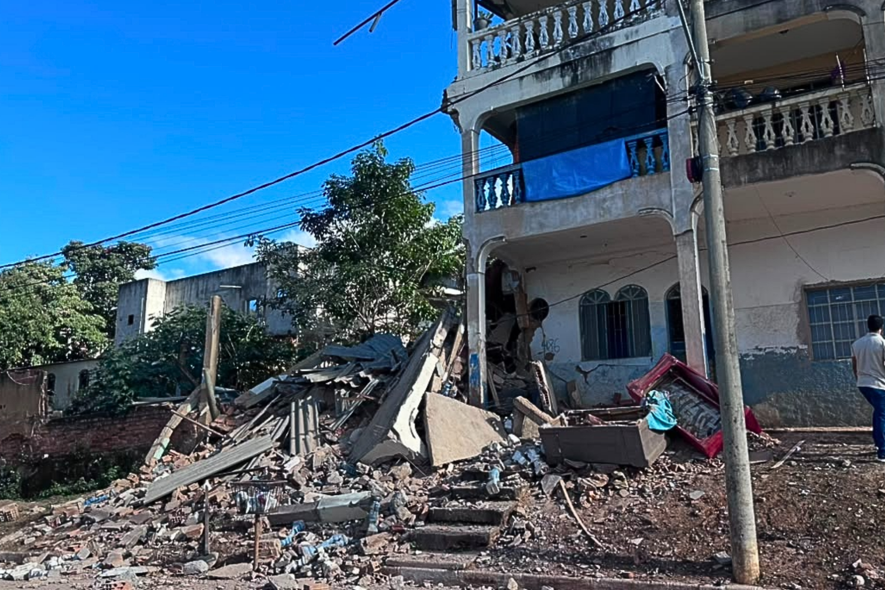 Defesa Civil indica demolição do restante da edificação que desmoronou parcialmente em Minas