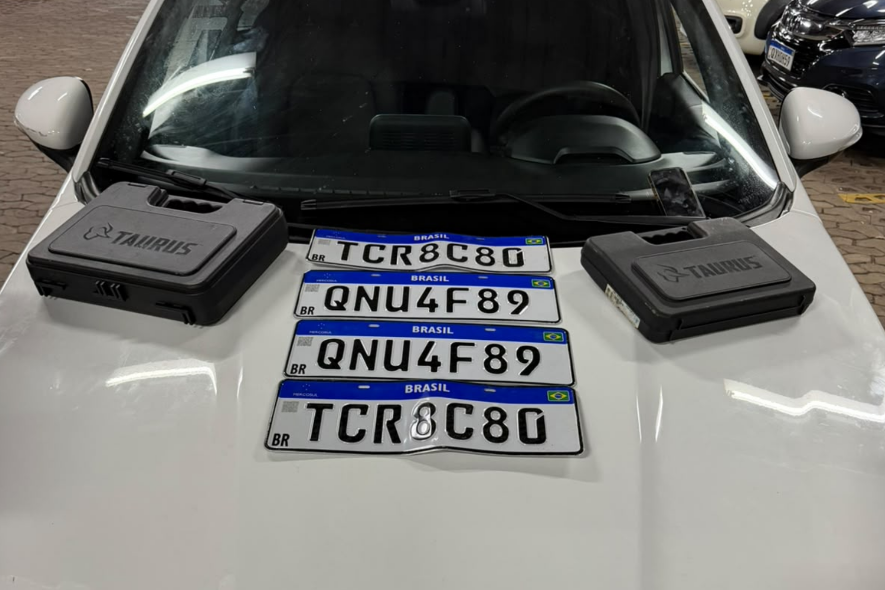 PM prende quatro pessoas e apreende carros clonados em Minas