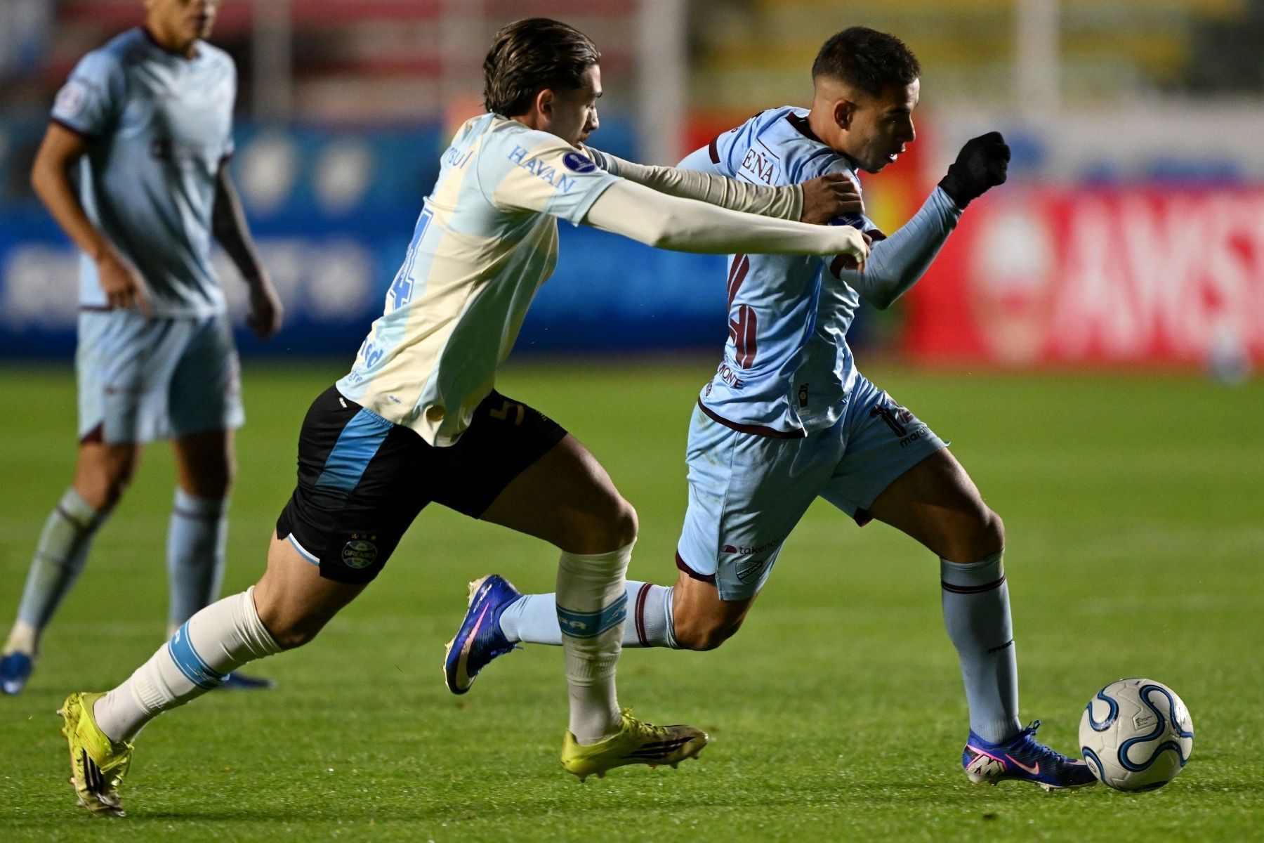 Em jogo maluco na altitude, Grêmio perde para Bolívar pelos playoffs da Sul-Americana