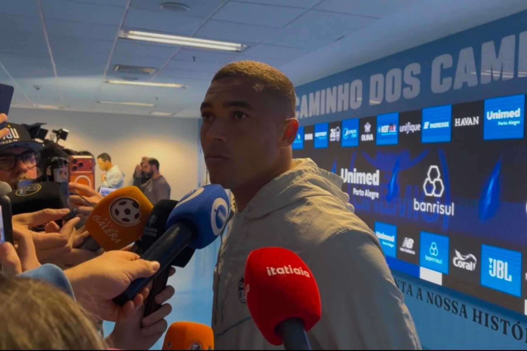 Carlos Vinicius evita falar sobre renovação com o Grêmio: 'Em segundo plano'