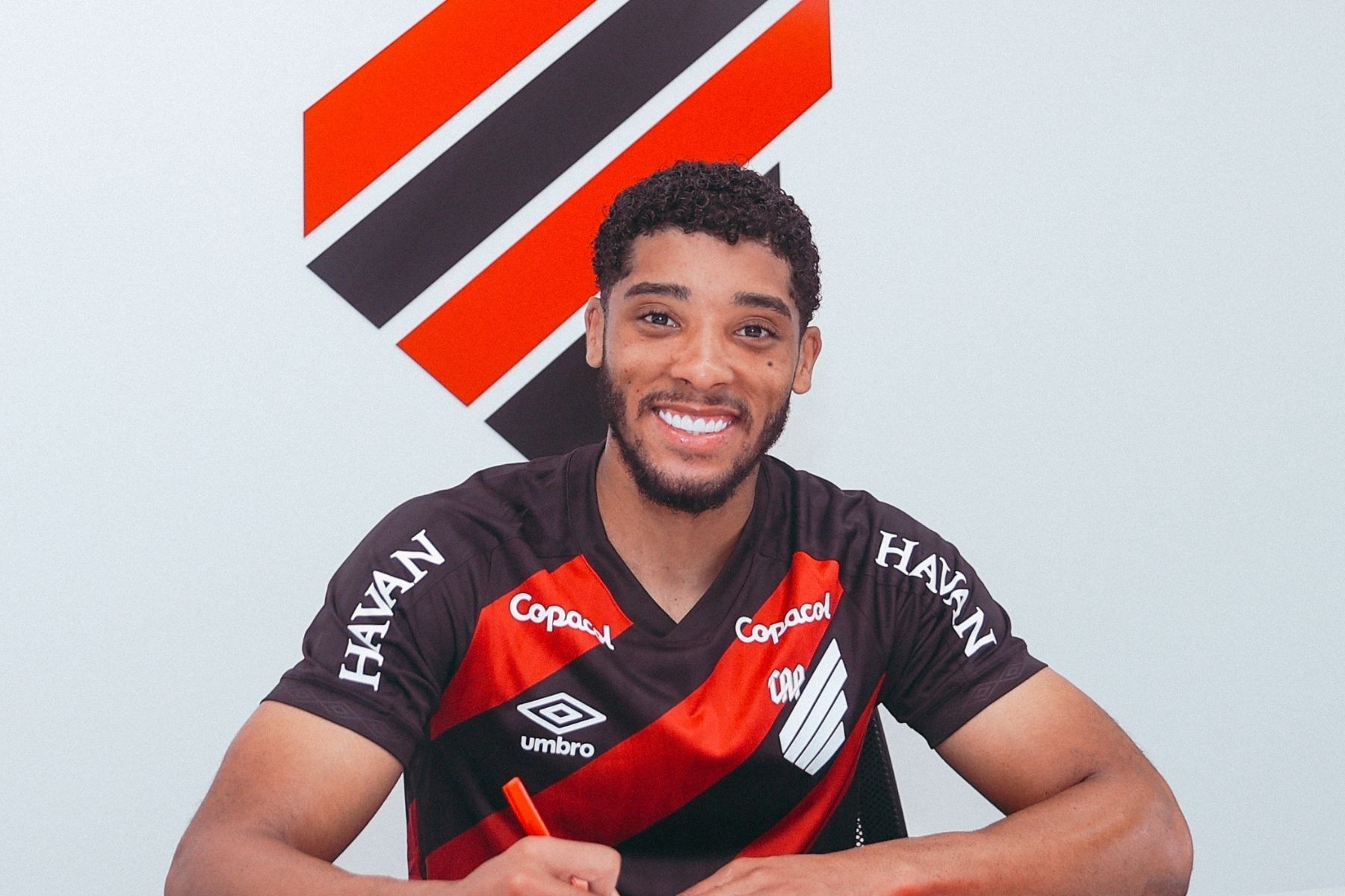Athletico-PR anuncia renovação de contrato com o volante Diogo Riquelme