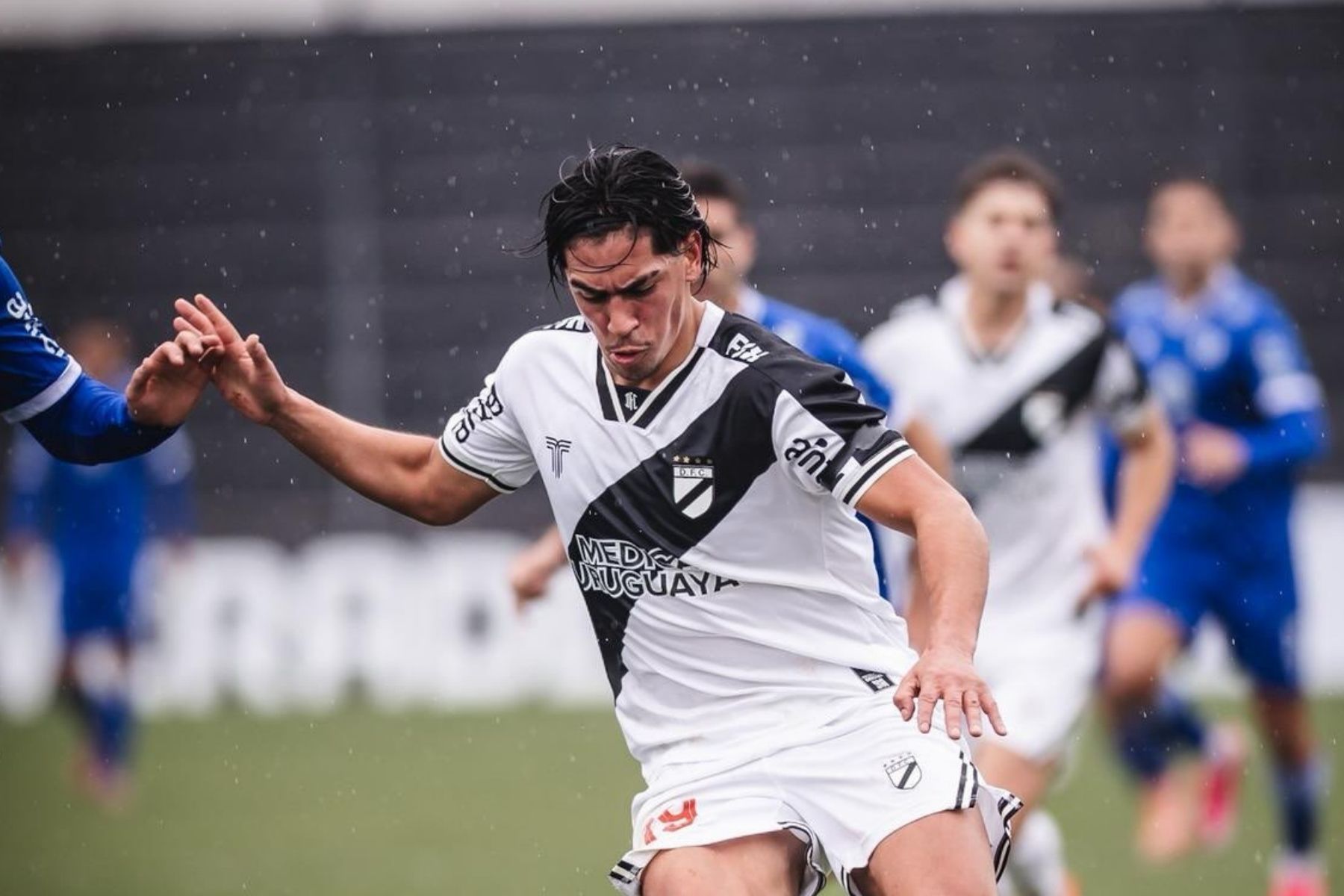 Athletico-PR encaminha contratação do atacante uruguaio Nicolas Azambuja