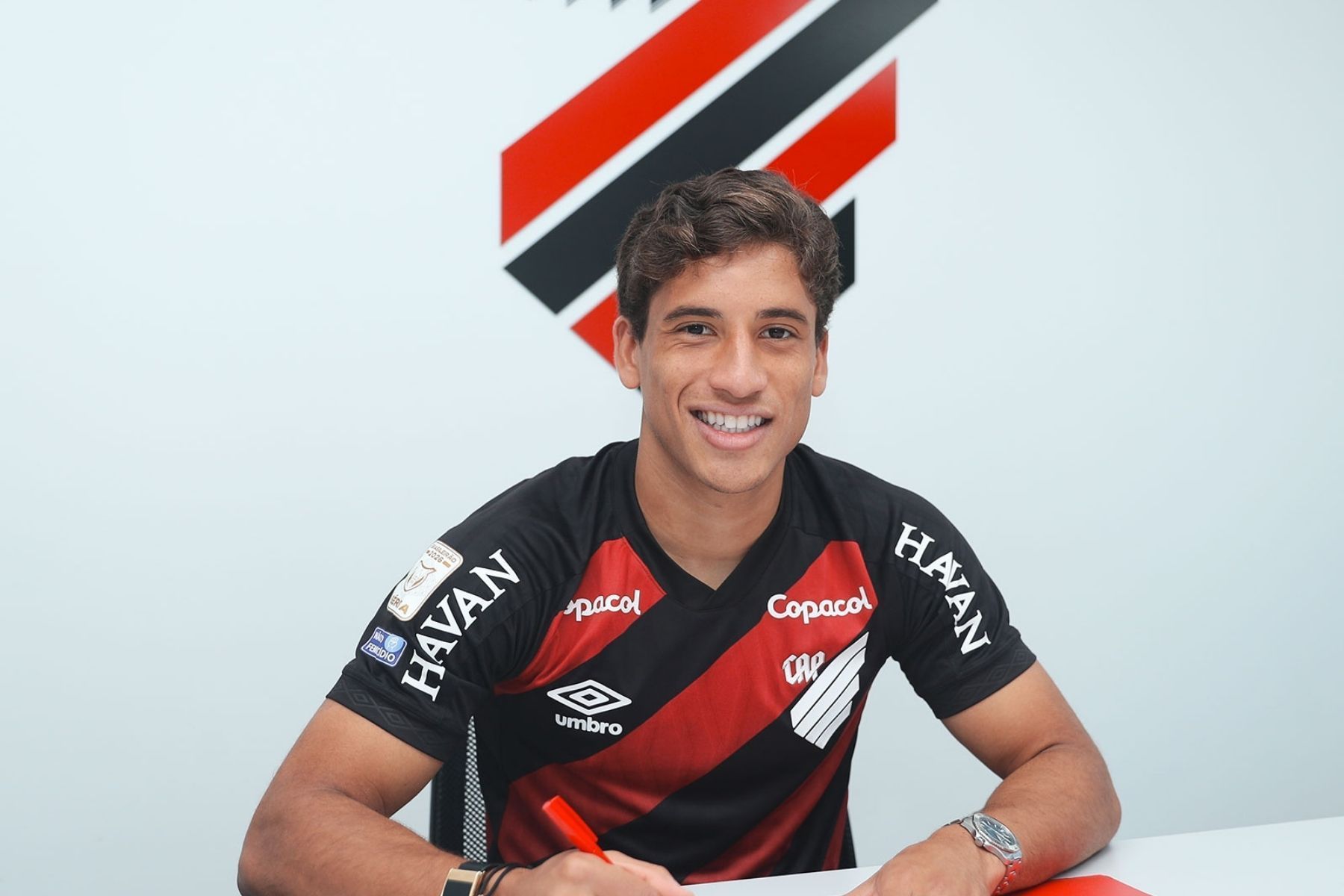 Athletico-PR anuncia renovação de contrato com o jovem João Cruz