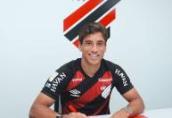 Athletico-PR anuncia renovação de contrato com o jovem João Cruz