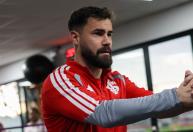 Emprestado pelo Cruzeiro, Matheus Cunha estreia no Inter em reencontro com Flamengo