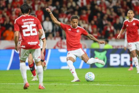 Vitinho em chute do gol do Inter • Ricardo Duarte/Internacional