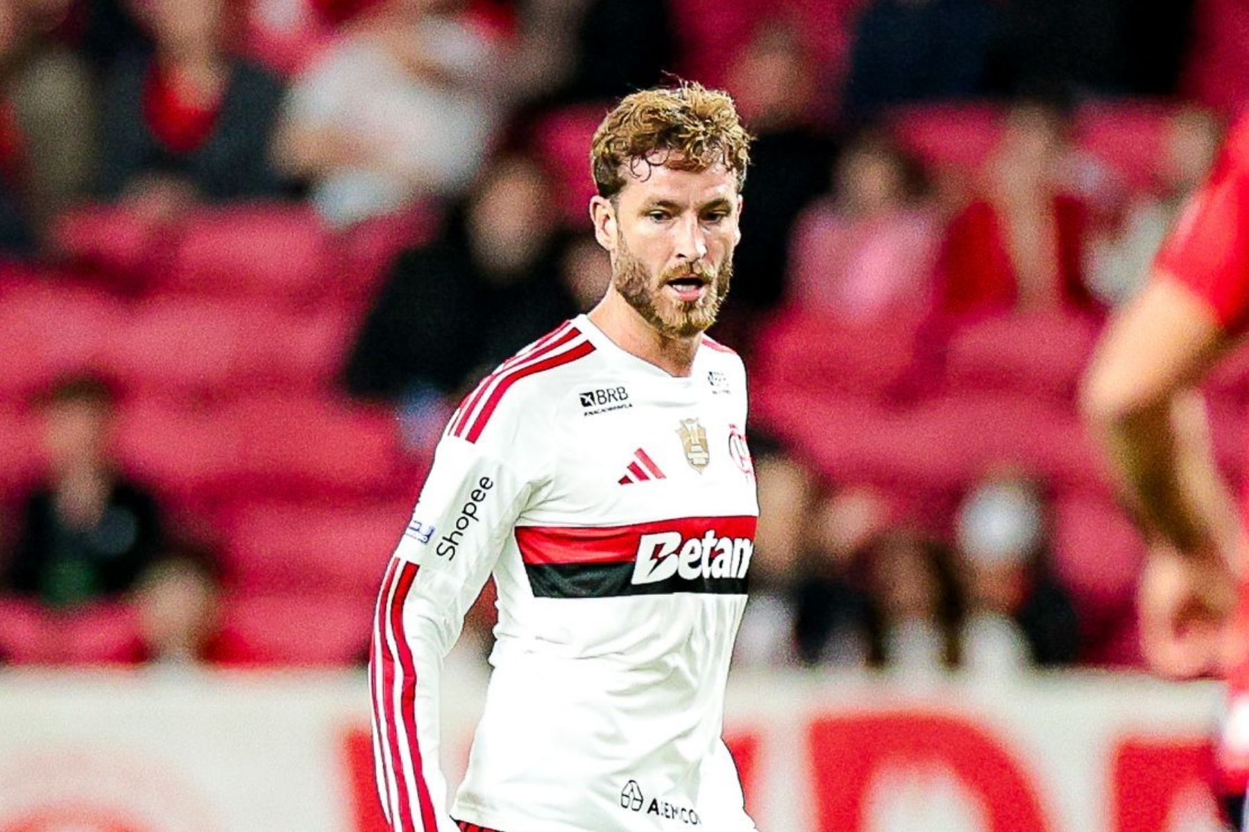 Léo Pereira sente dores, é substituído em Inter x Flamengo e preocupa