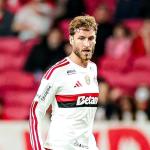 Léo Pereira sente dores, é substituído em Inter x Flamengo e preocupa