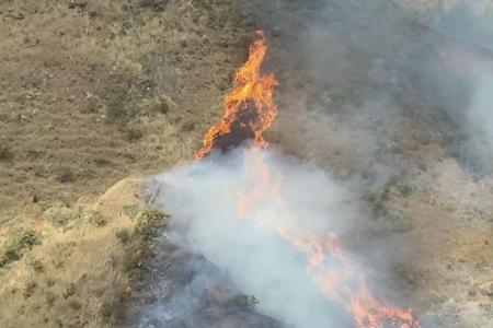 Incêndio de grandes proporções na Serra do Curral mobiliza força-tarefa dos bombeiros em BH