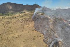 Incêndio de grandes proporções na Serra do Curral mobiliza força-tarefa dos bombeiros em BH