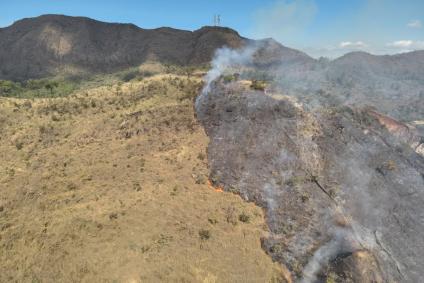 Incêndio de grandes proporções na Serra do Curral mobiliza força-tarefa dos bombeiros em BH