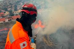 Incêndio de grandes proporções na Serra do Curral mobiliza força-tarefa dos bombeiros em BH