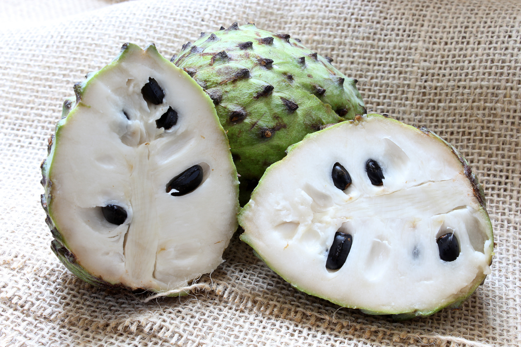 Descubra fruta branca que cresce fácil no quintal brasileiro e conquista crianças pelo sabor