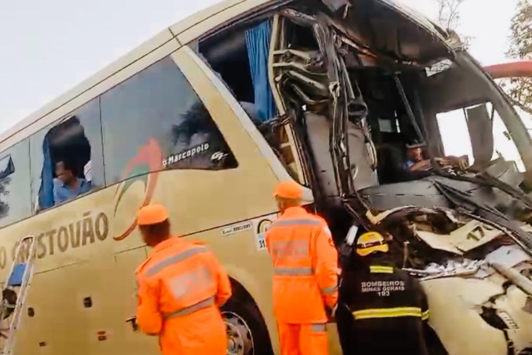 Acidente entre ônibus e carreta na MG-410 deixa 19 feridos