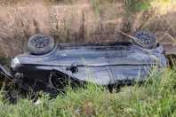Carro capota e cai em córrego em Ribeirão das Neves