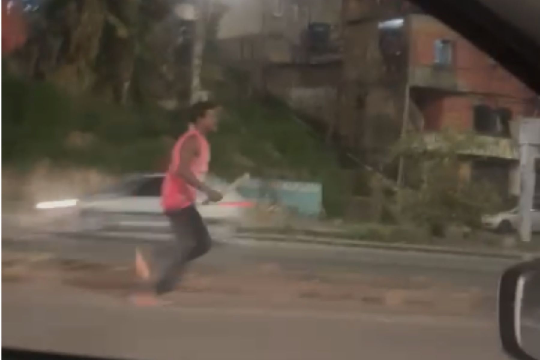 Motorista flagra suspeito correndo com facão atrás de homem em BH