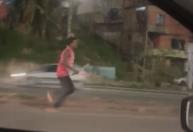 Motorista flagra suspeito correndo com facão atrás de homem em BH
