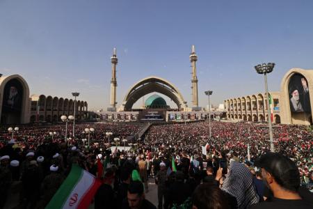 Funeral de Ali Khamenei reúne multidão e promete ser o maior da história do Irã