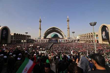 Funeral de Ali Khamenei reúne multidão e promete ser o maior da história do Irã