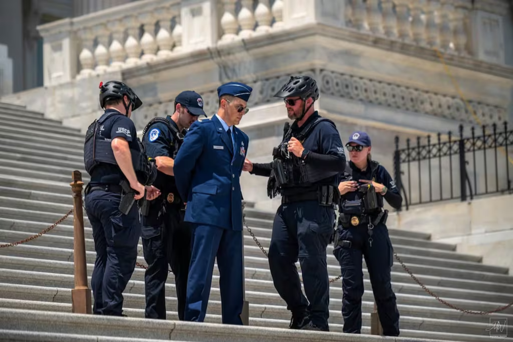 Major da Força Aérea dos EUA é preso no Capitólio após pedir impeachment de Trump