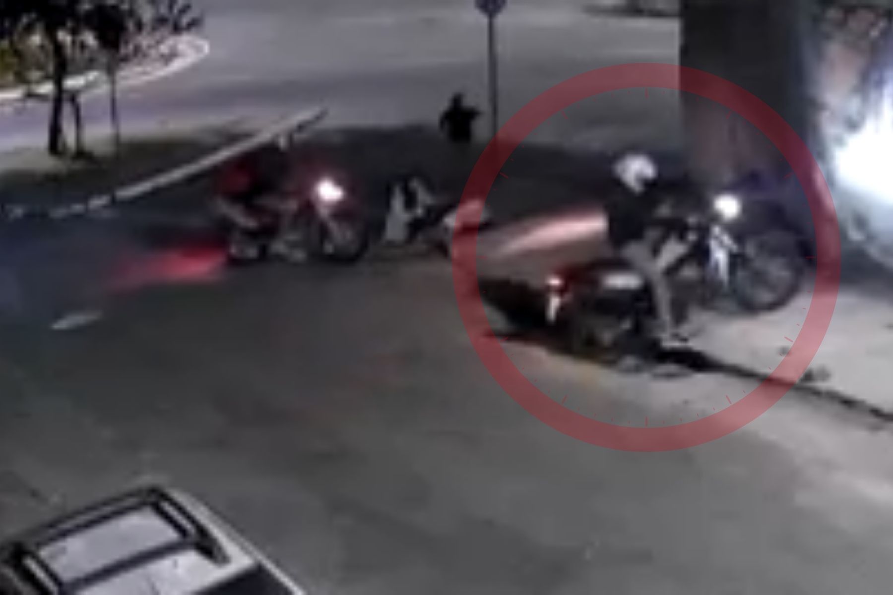 Motoqueiro atropela pedestre e foge sem prestar socorro em BH; veja vídeo