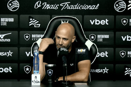 Franclim Carvalho, técnico do Botafogo, em entrevista coletiva