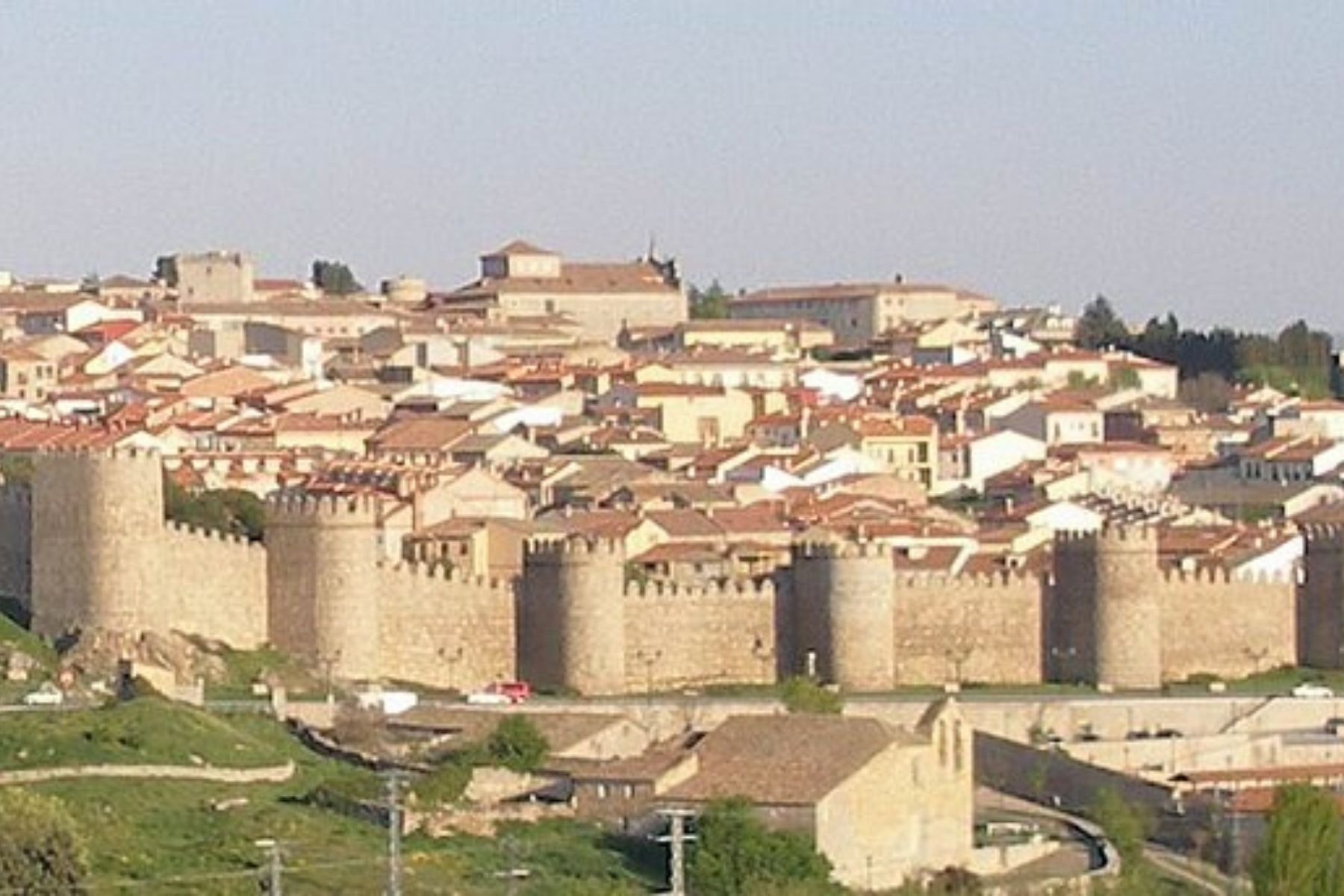 A cidade ideal para comer bem e caminhar ao longo de uma muralha medieval