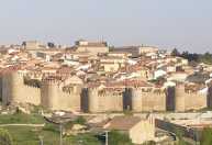 A cidade ideal para comer bem e caminhar ao longo de uma muralha medieval