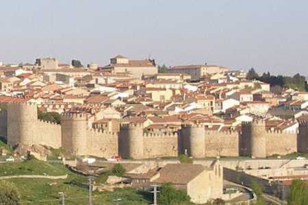 A cidade ideal para comer bem e caminhar ao longo de uma muralha medieval