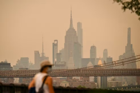 Pedestre usa máscara em meio a poluição em Nova York; qualidade do ar está baixa na cidade devido à fumaça de incêndios florestais no Canadá • Angela Weiss/AFP