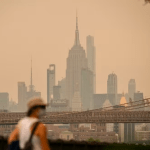 Entenda por que cidades dos Estados Unidos estão tomadas por fumaça