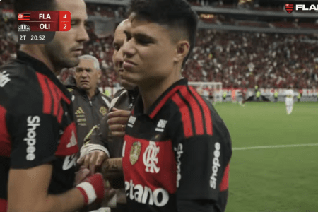 Luiz Araújo deixou o amistoso entre Flamengo e Olimpia com dores