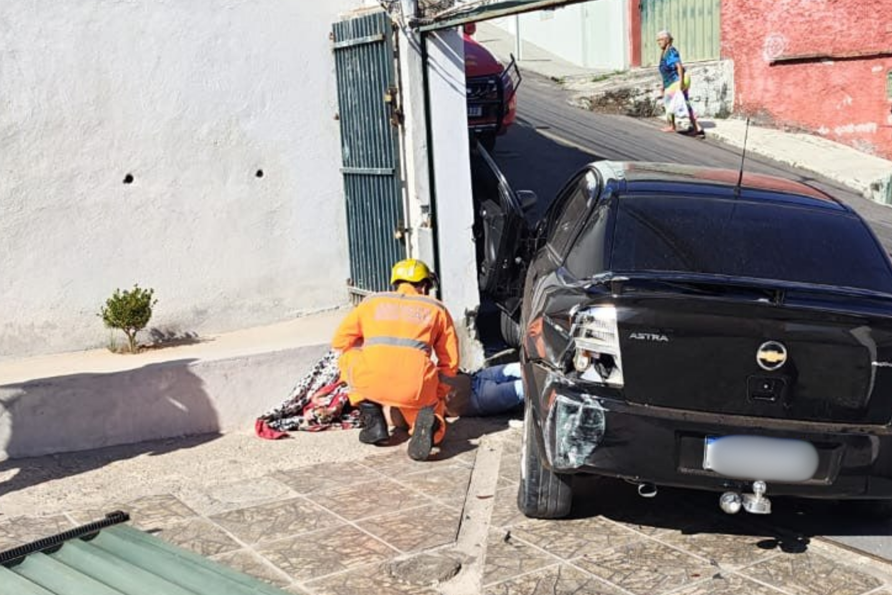 Homem esquece de puxar freio de mão e é arrastado pelo próprio carro em BH